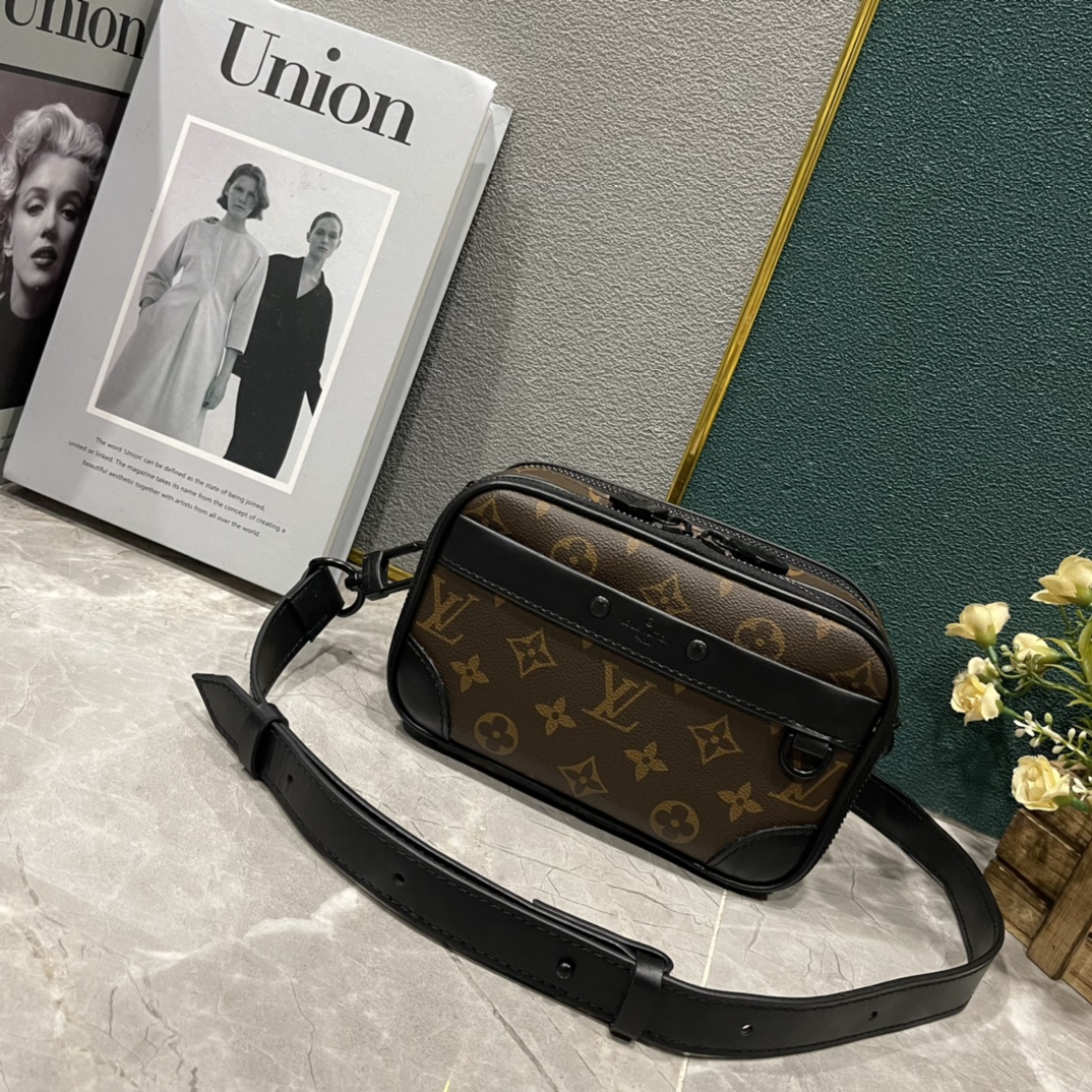 LV Alpha Messenger Bag M82542 LM031 18.5cm