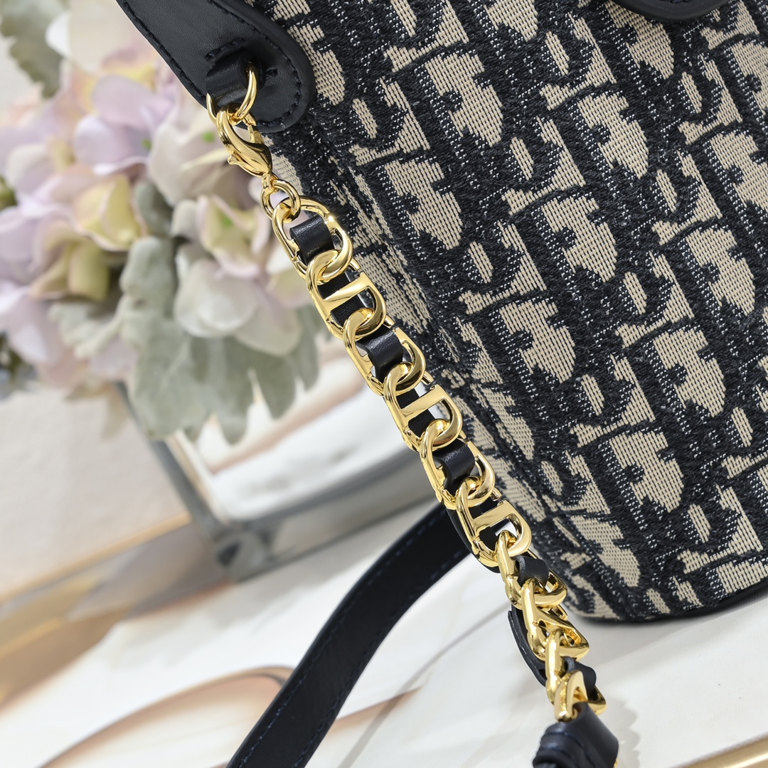 Dior 30 Montaigne Bucket Bag 002 LM061 17cm