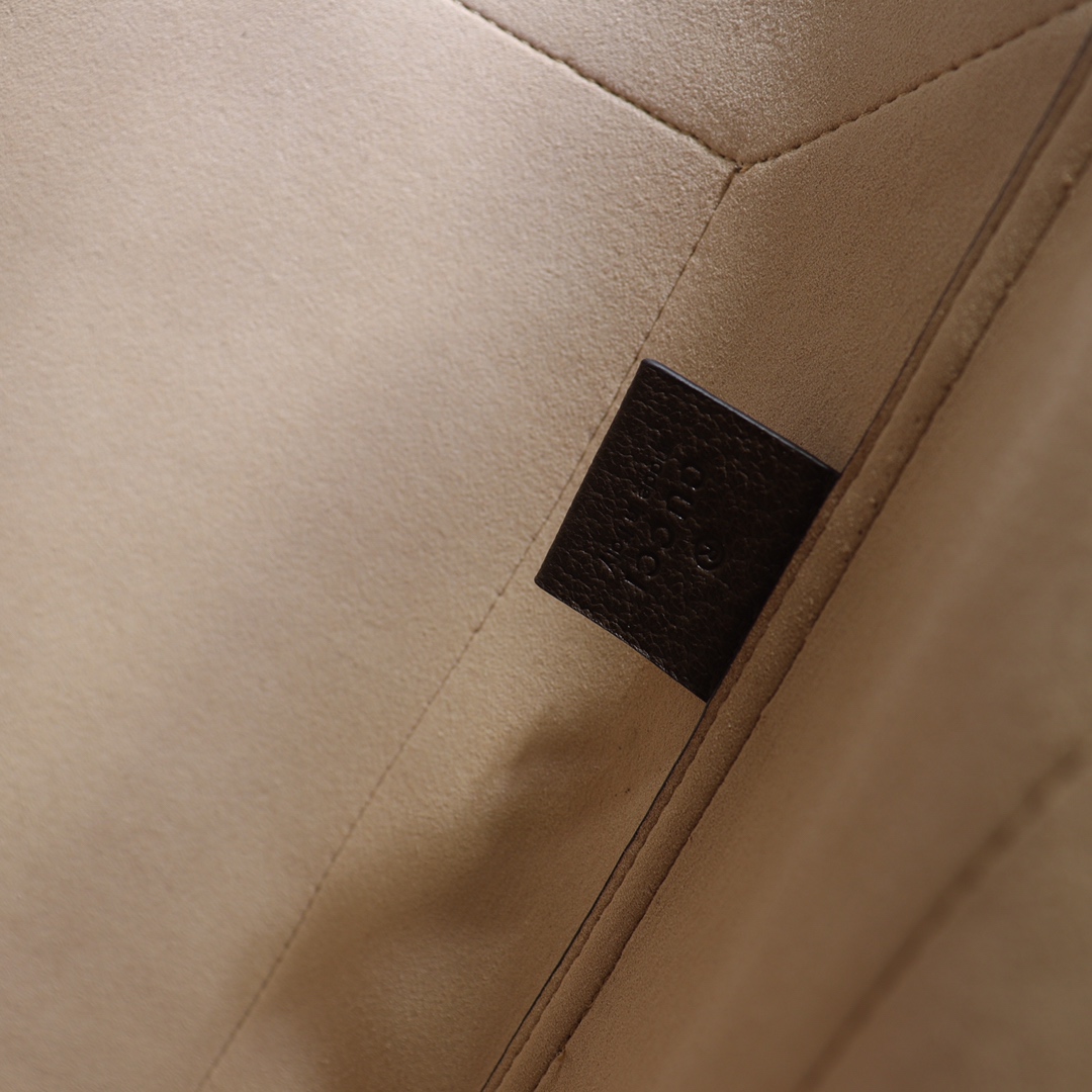 GUCCI519335 41x43x5.5 cm