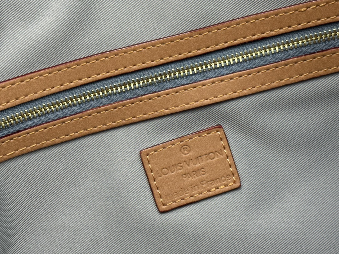 Louis Vuitton Keepall Bandoulière 45 travel bag