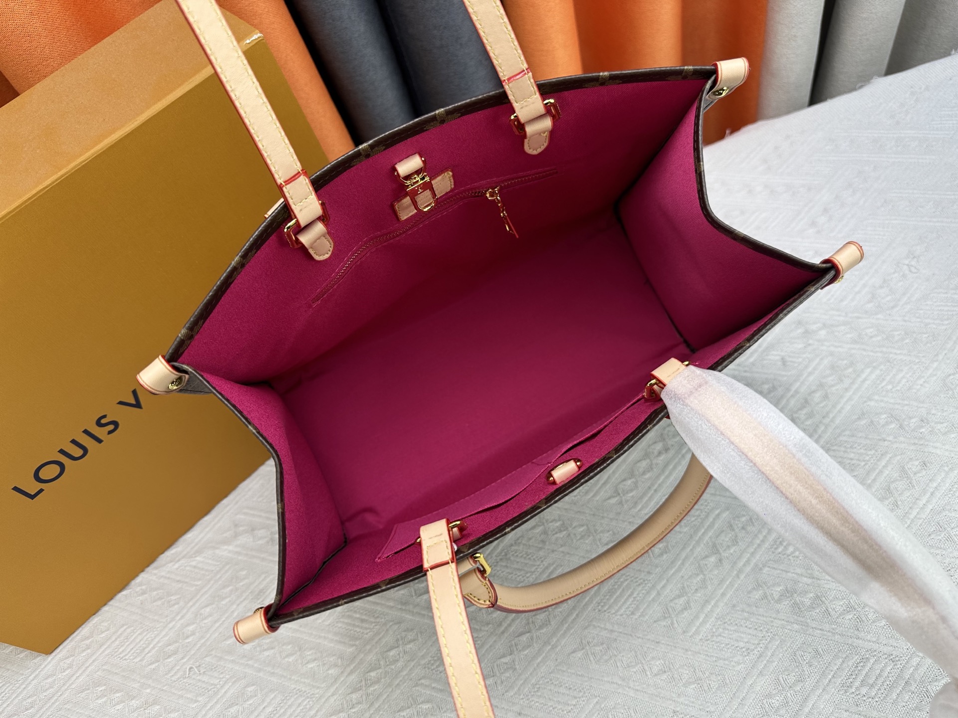 Louis Vuitton ONTHEGO Medium Handbag M44571