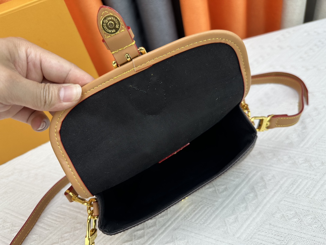 LV Nano Diane Bag M83566 LM011 19cm