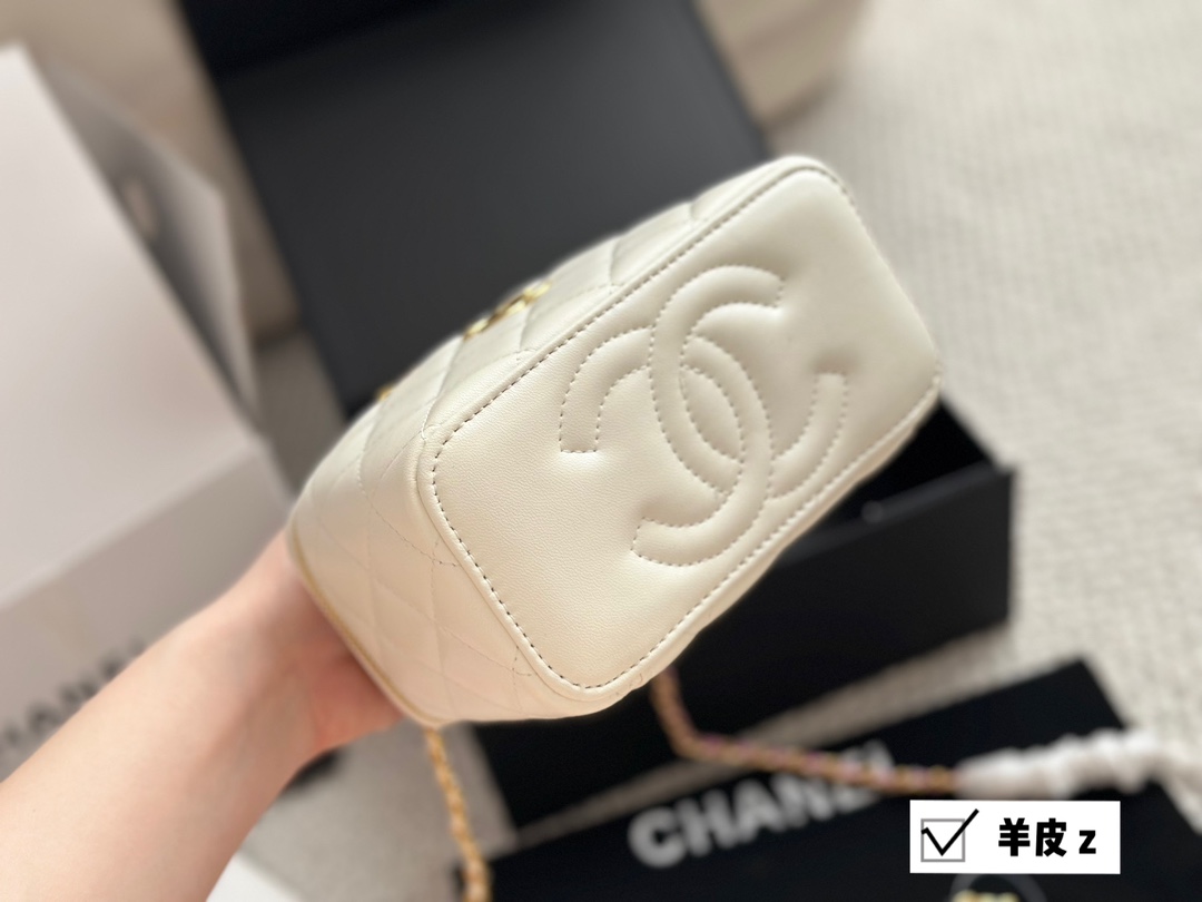Chanel Cosmetic Bag 001 DB002 17cm
