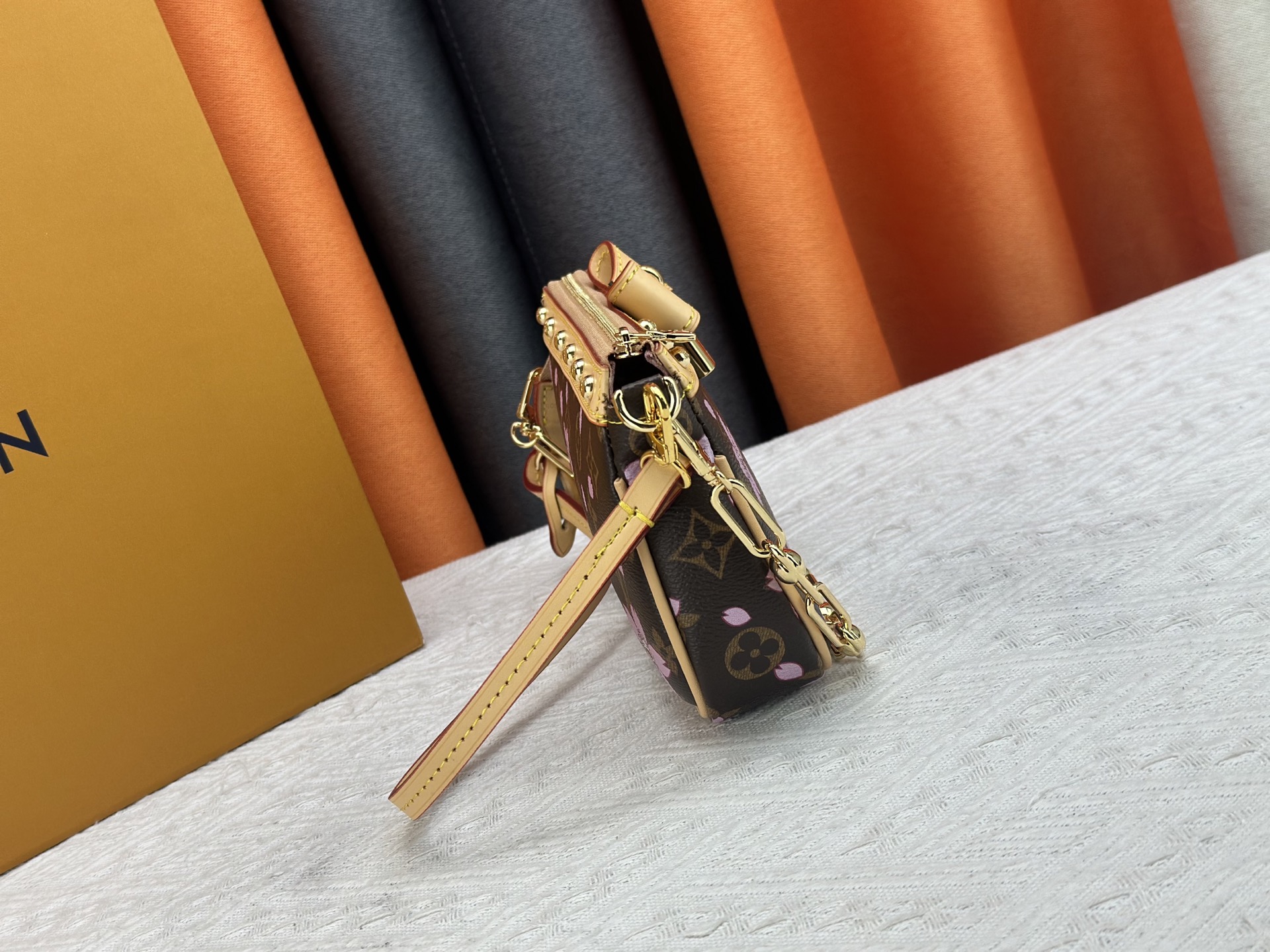 Louis Vuitton Pochette Accessoires Handbag M13666