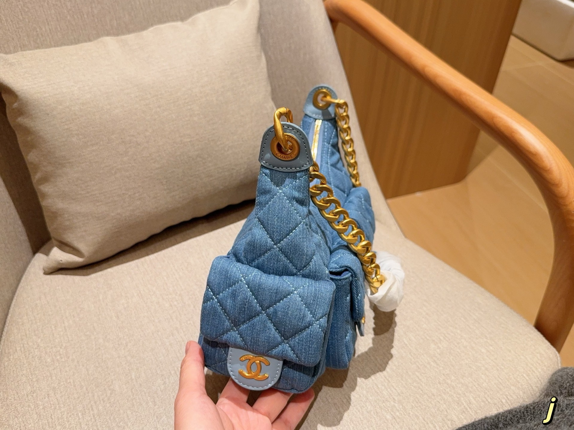 Chanel Jennie Hobo Bag 028 DB002 25cm