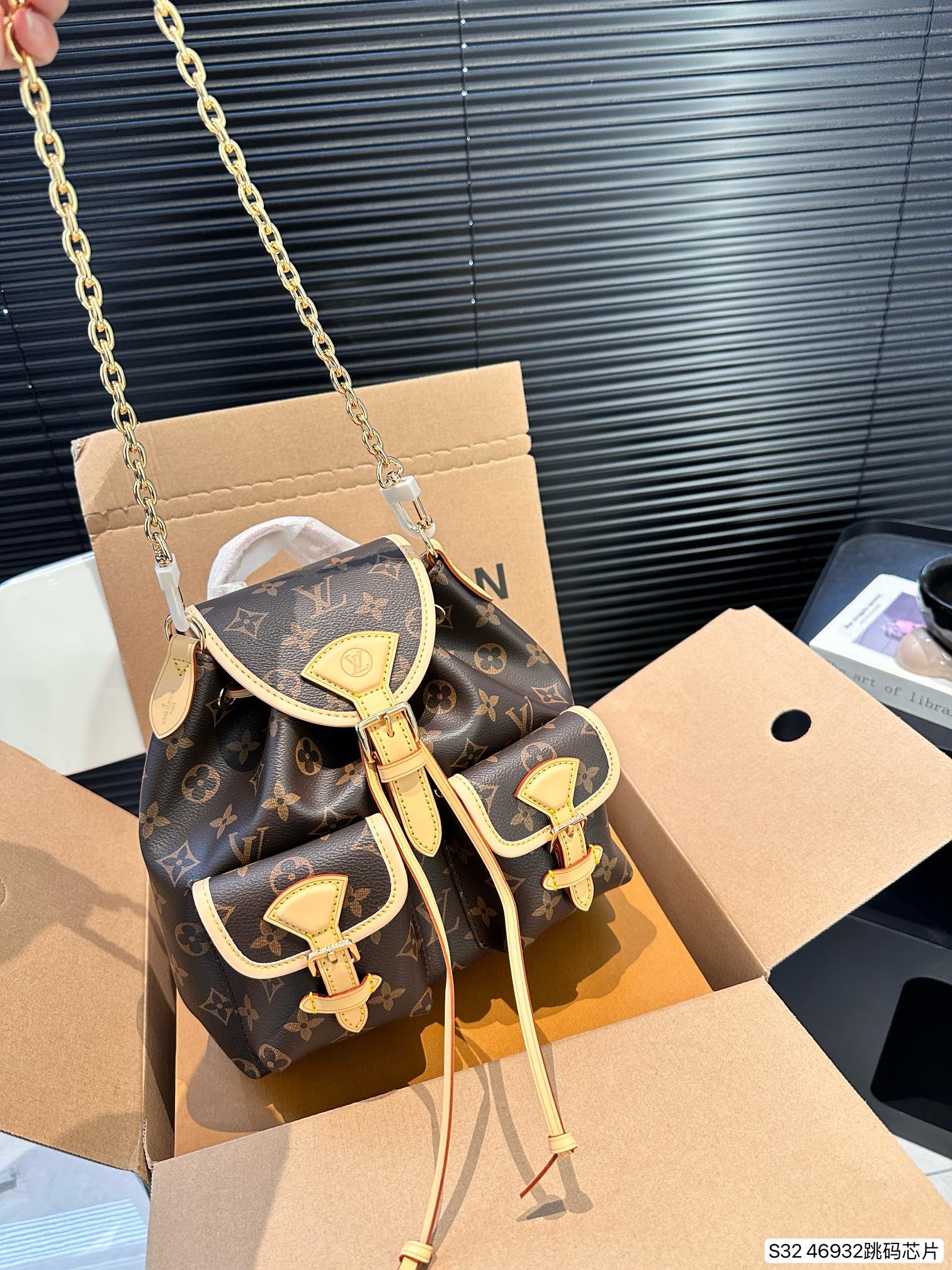 LV Excursion Backpack 46932 LLS522 23cm