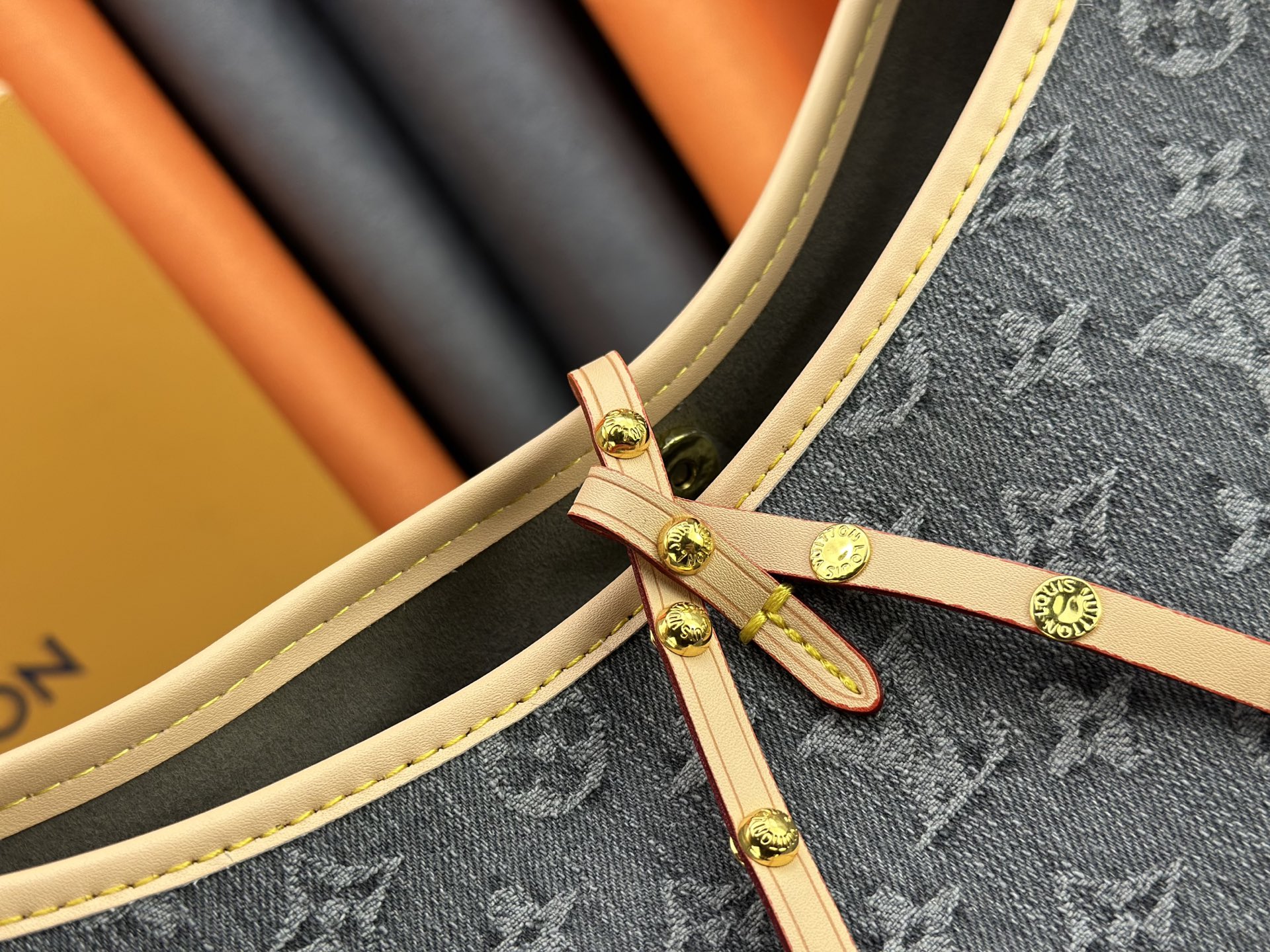 Louis Vuitton CarryAll handbag M13789