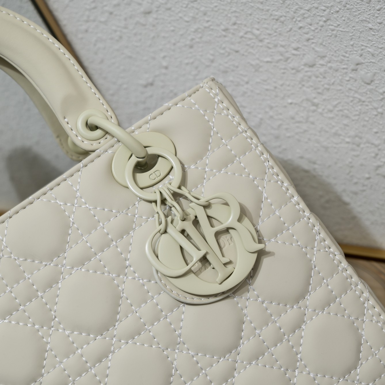 Medium Lady Dior Bag White Matte 2022 LM071 24cm