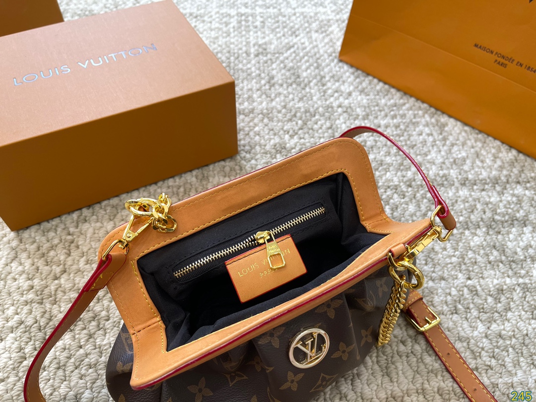 LV East West Bag 017 DB531 21cm