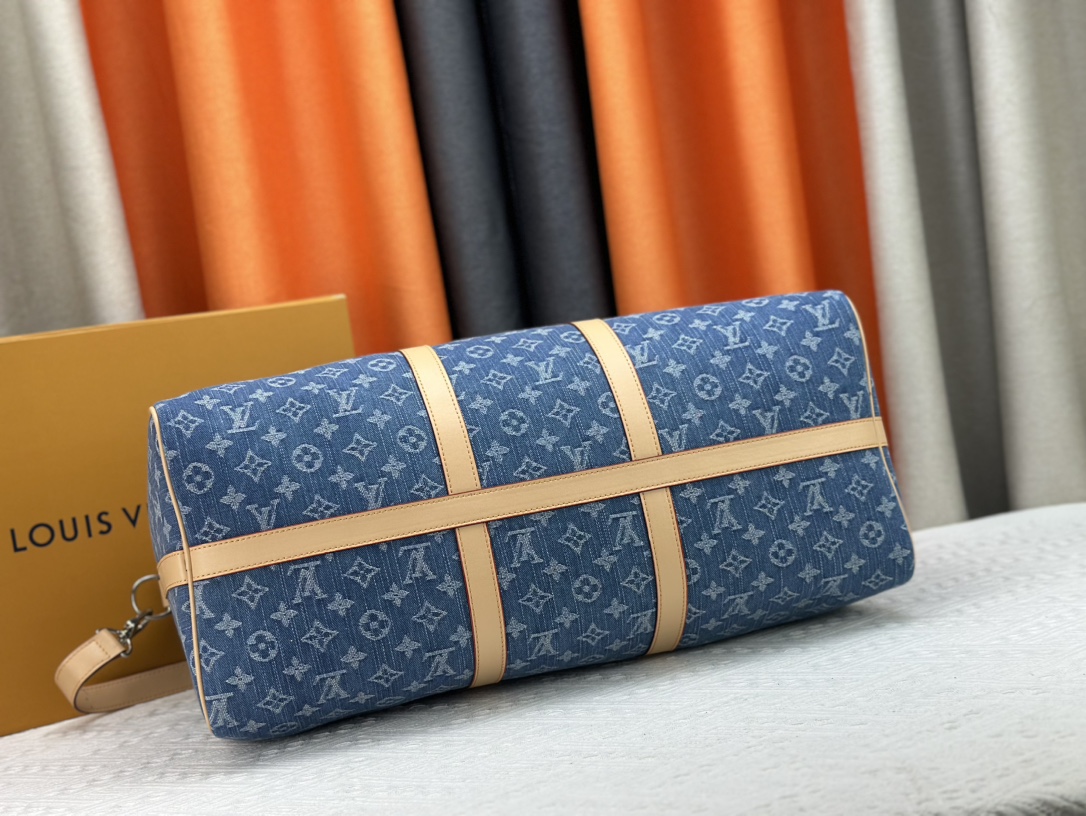 Louis Vuitton Keepall Bandoulière travel bag