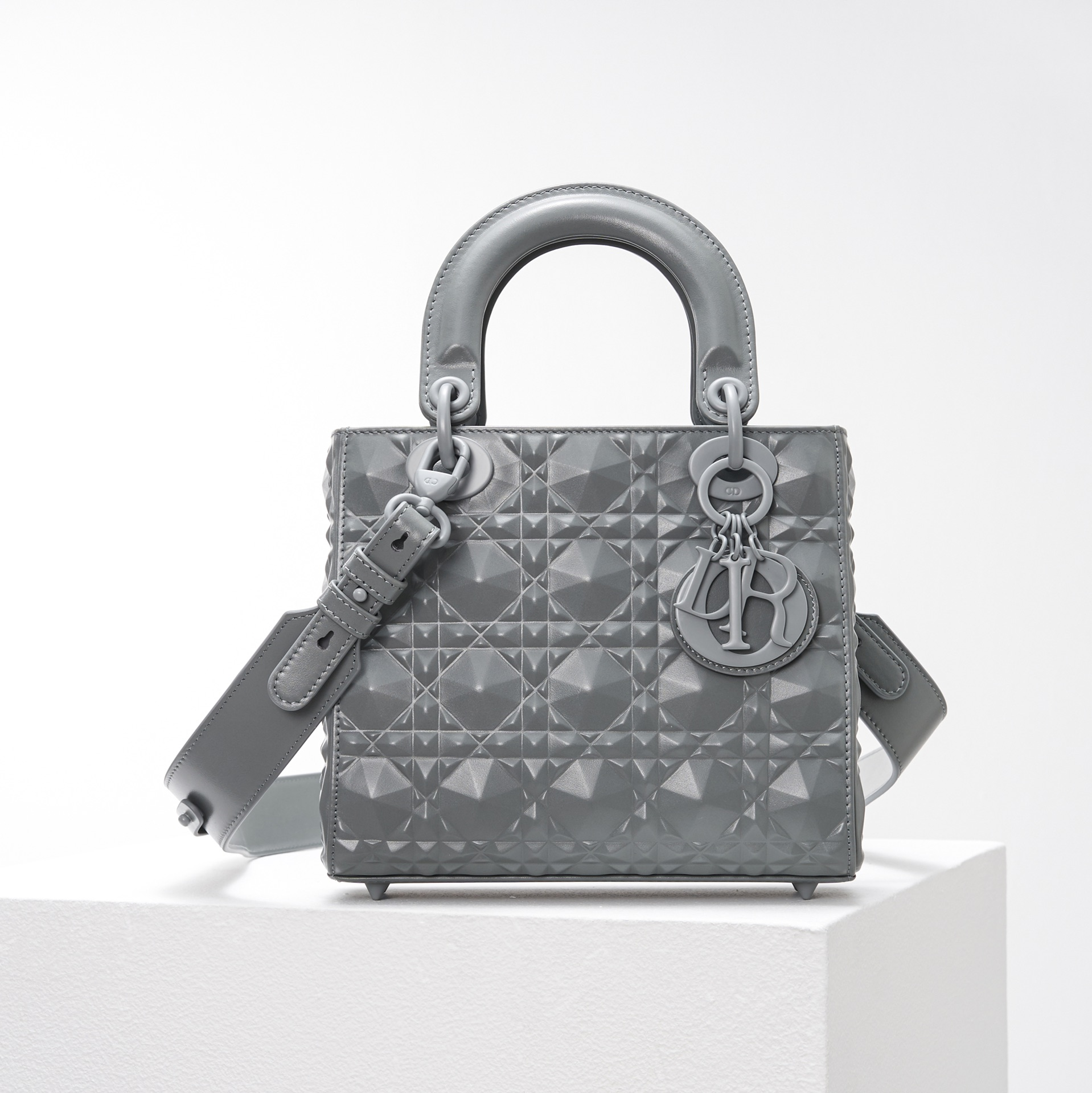 DIOR Lady Dior Diamond Vine Pattern Handbag (Replica)