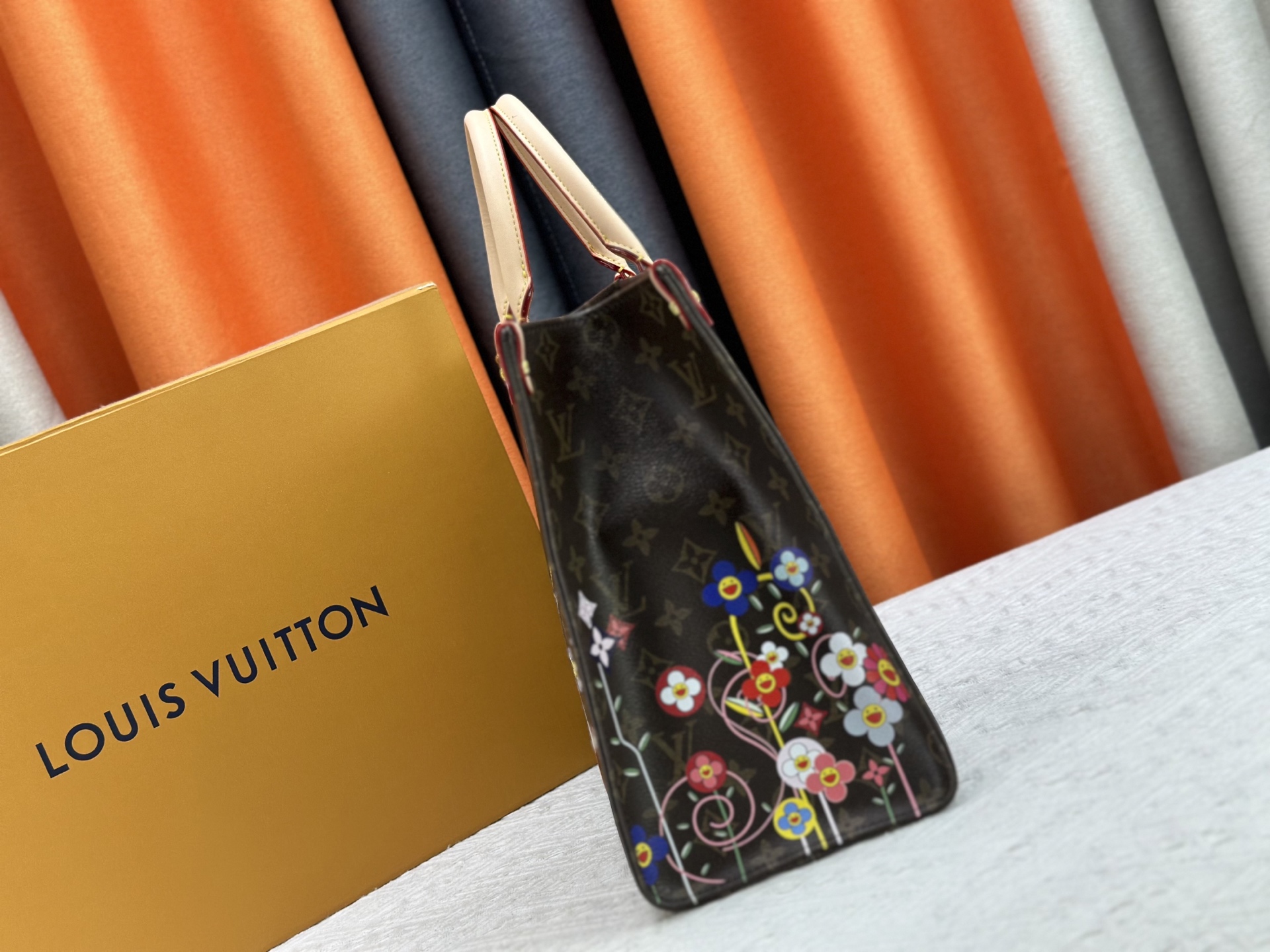 Louis Vuitton ONTHEGO Medium Handbag M44571