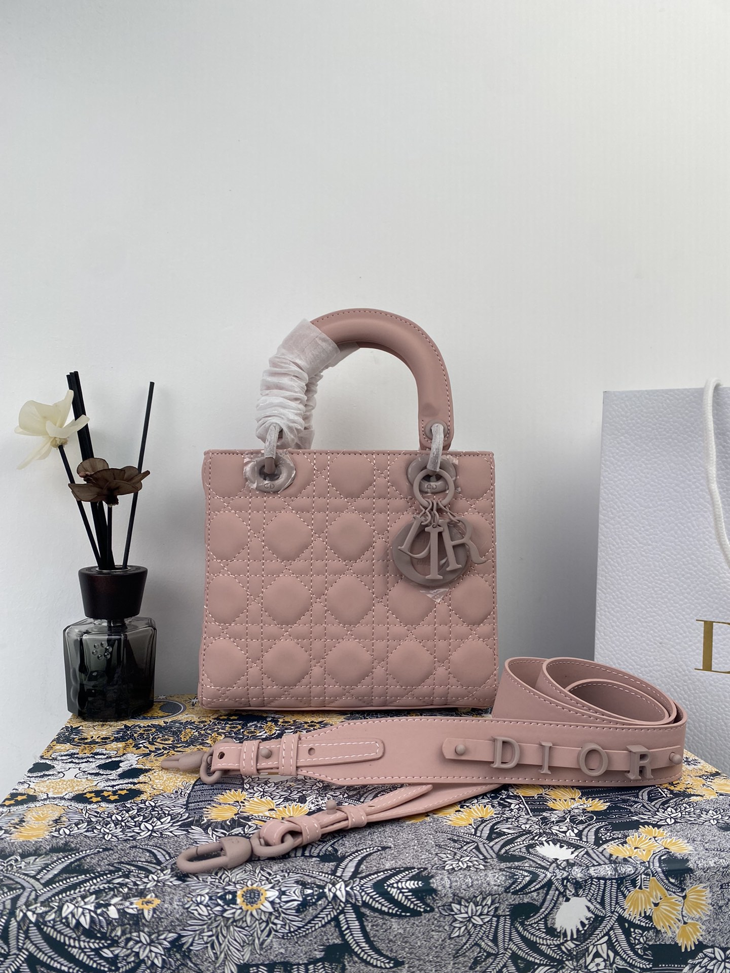 Dior004 22PJ002 20*16.5*8 cm