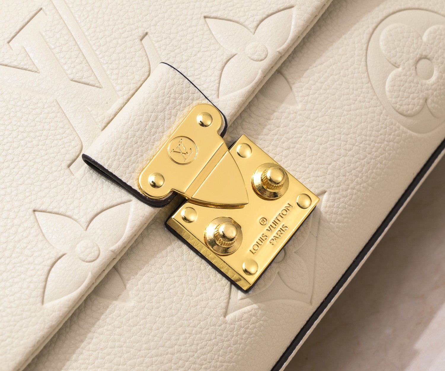 LV Madeleine Bag White embossing M45976 XX061 24-30cm