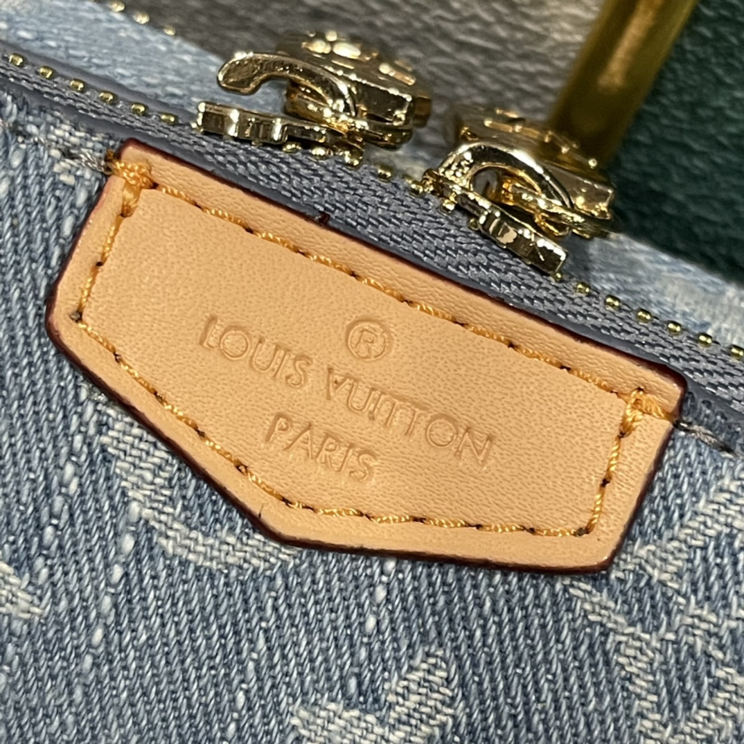 LV Alpha Wearable Bag M60414 LM041 18.5cm