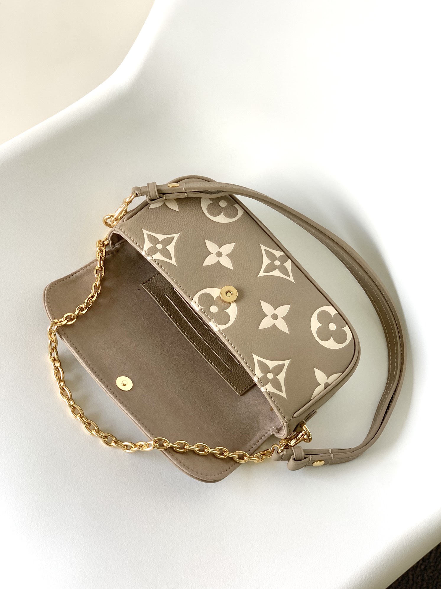 Louis Vuitton 10A Handbag Shoulder Bag Top Mirror Quality Version Wallet on Chain Ivy M82211