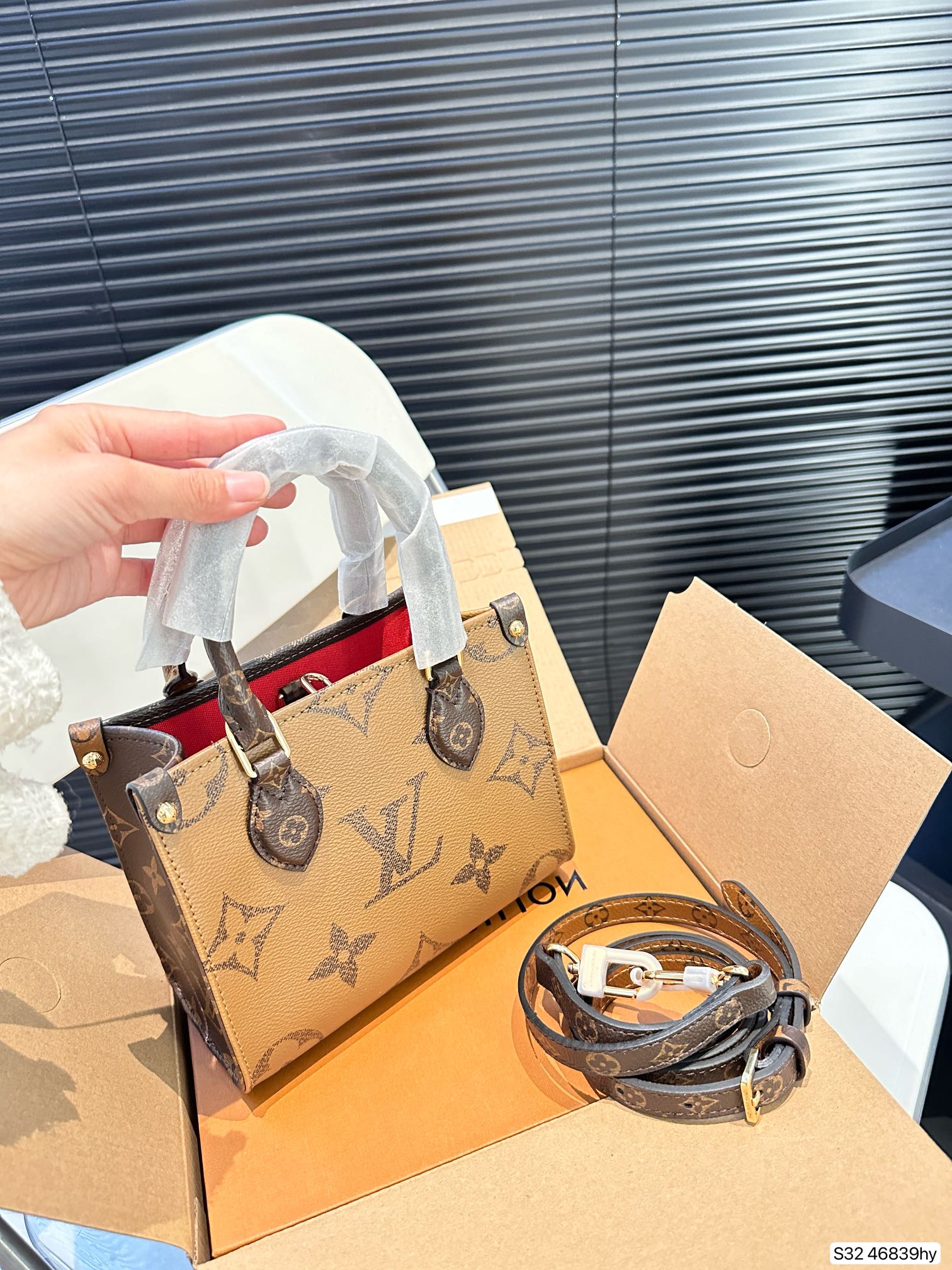 LV Onthego Tote 46839 LLS522 18cm