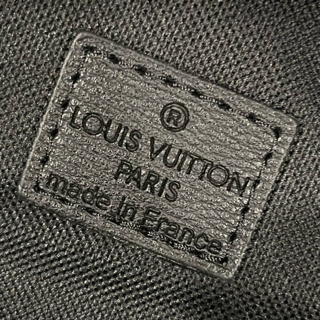 LV Discovery Backpack  M46553 29.0 x 38.0 x 20.0cm