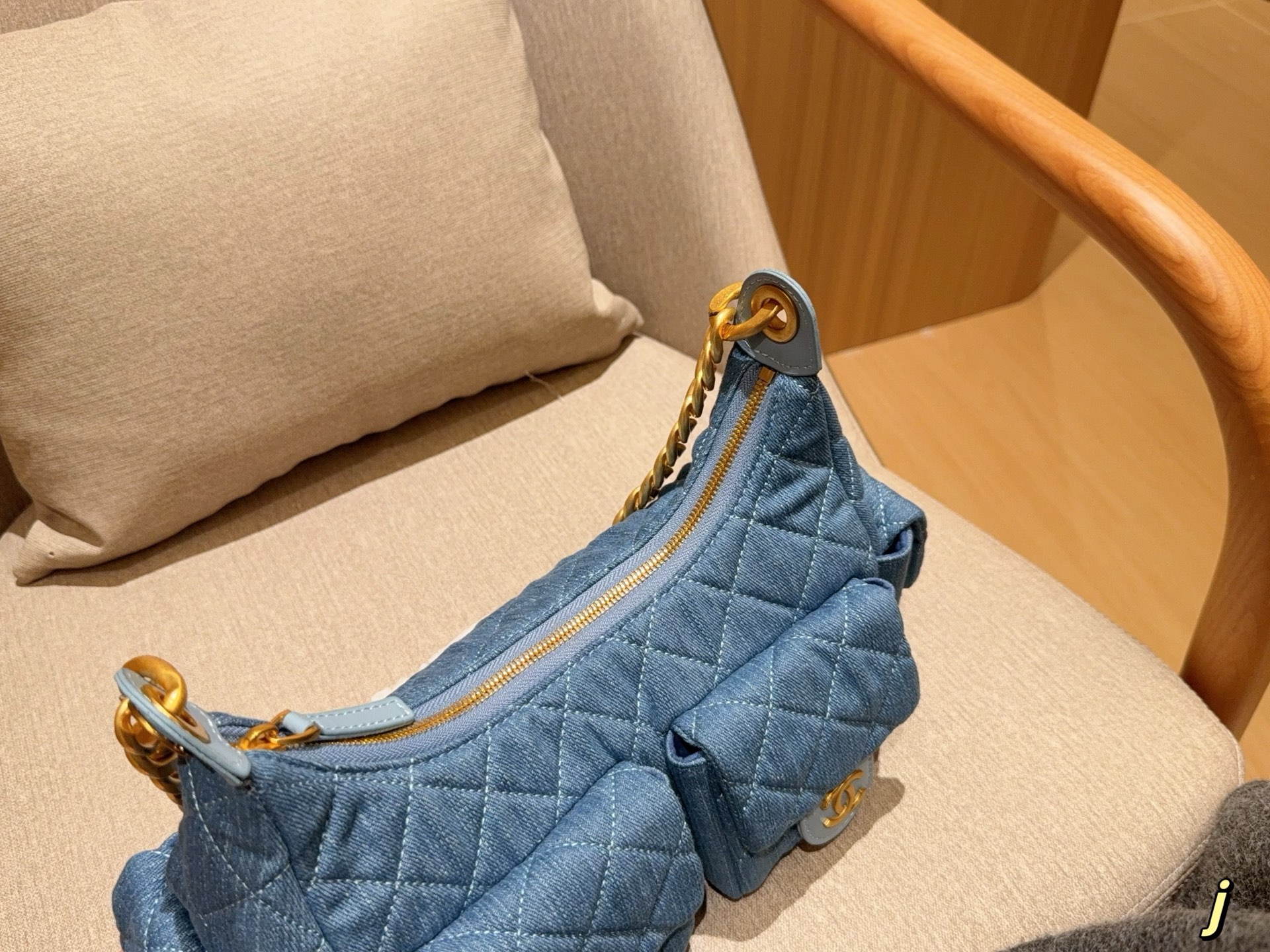 Chanel Jennie Hobo Bag 028 DB002 25cm