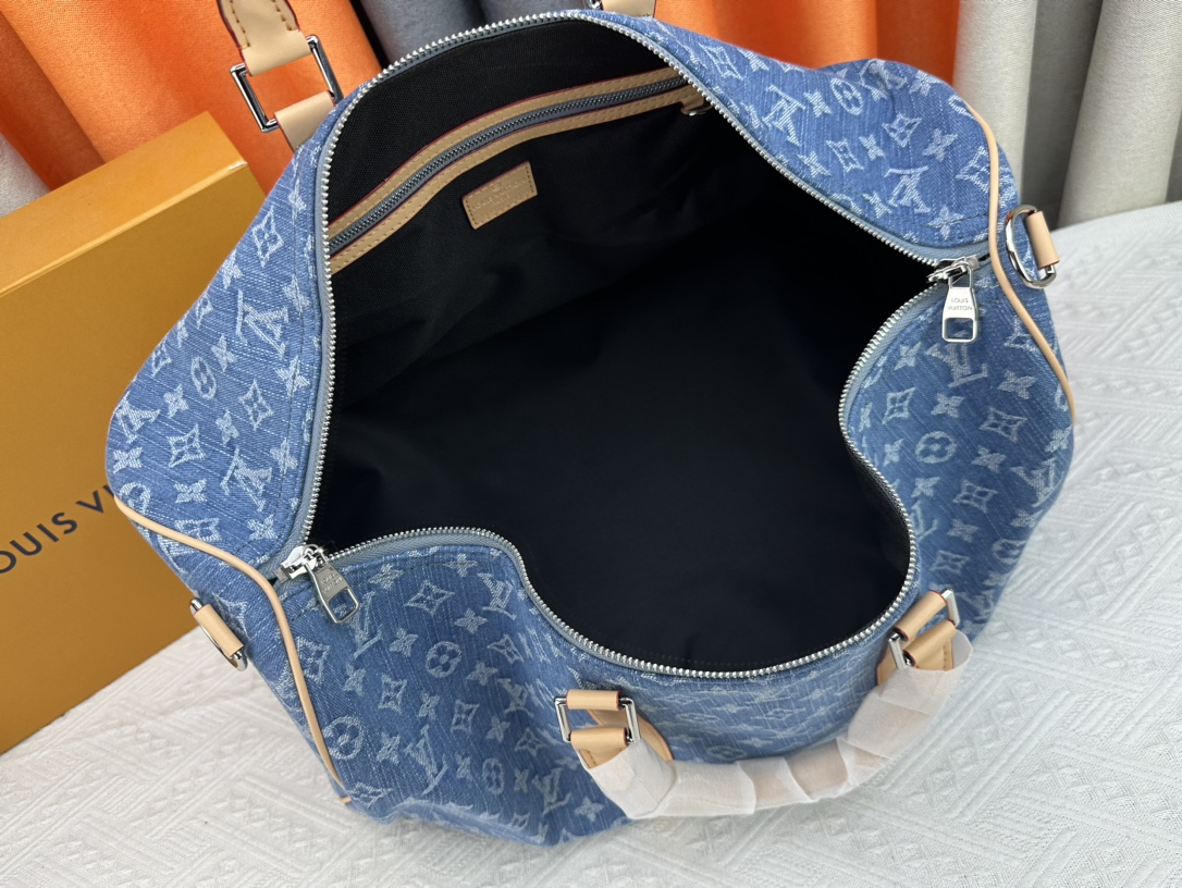Louis Vuitton Keepall Bandoulière travel bag