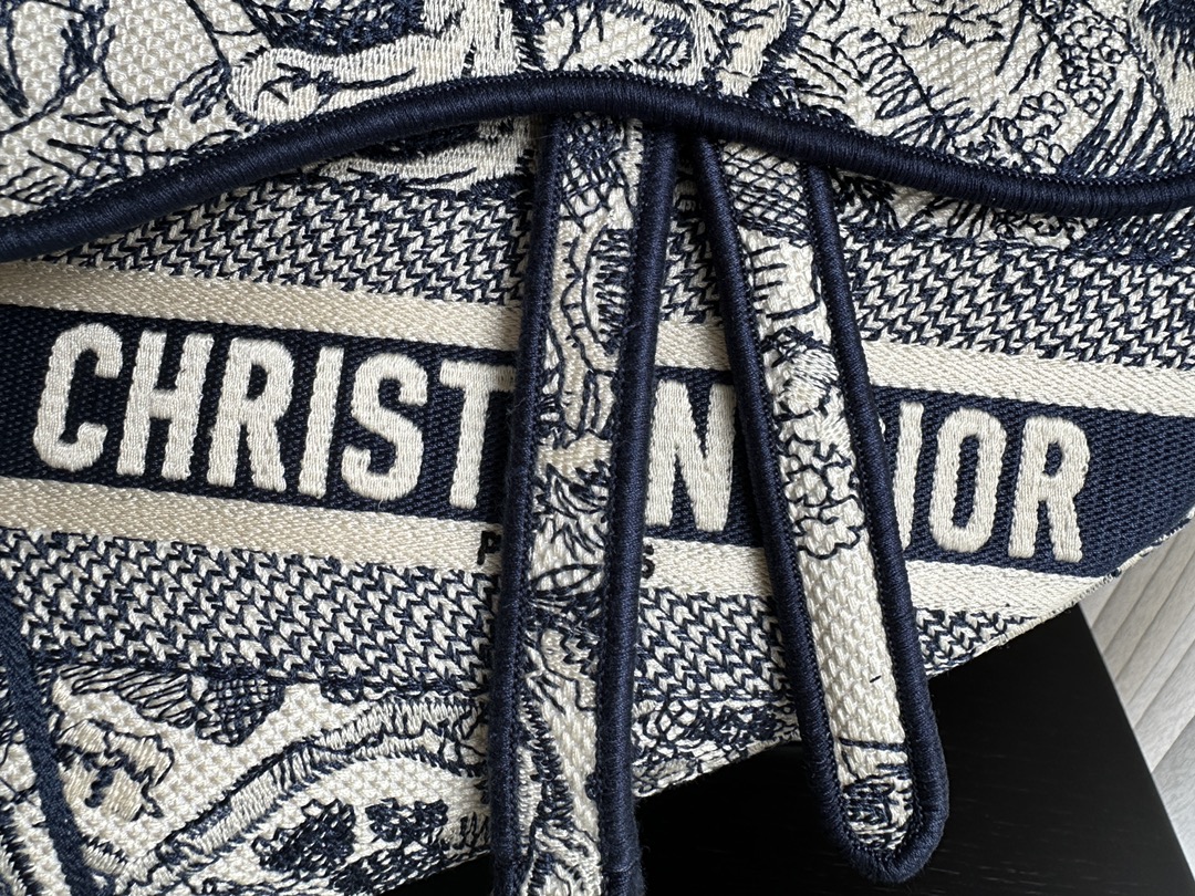 Dior Embroidery Saddle Bag Shoulder Bag Handbag Mirror Quality Version 10A(Replica)