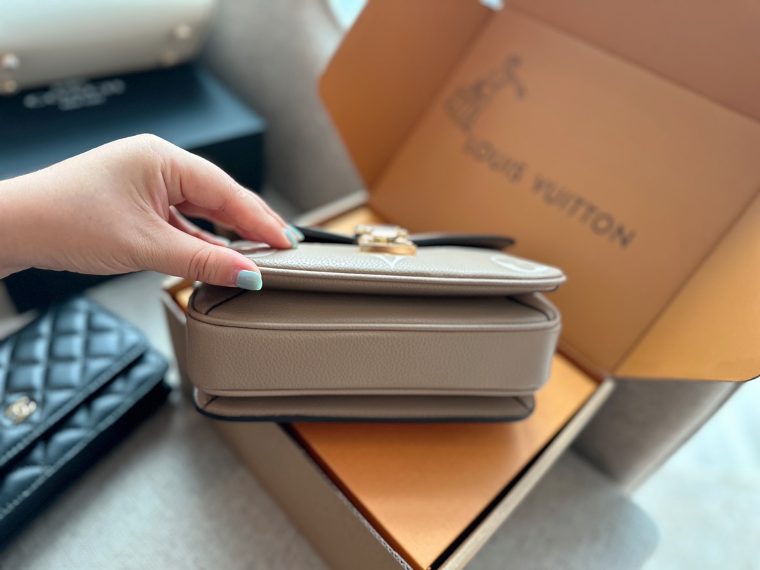 LV Pochette Métis East West Bag M23081 LM002 21.5cm