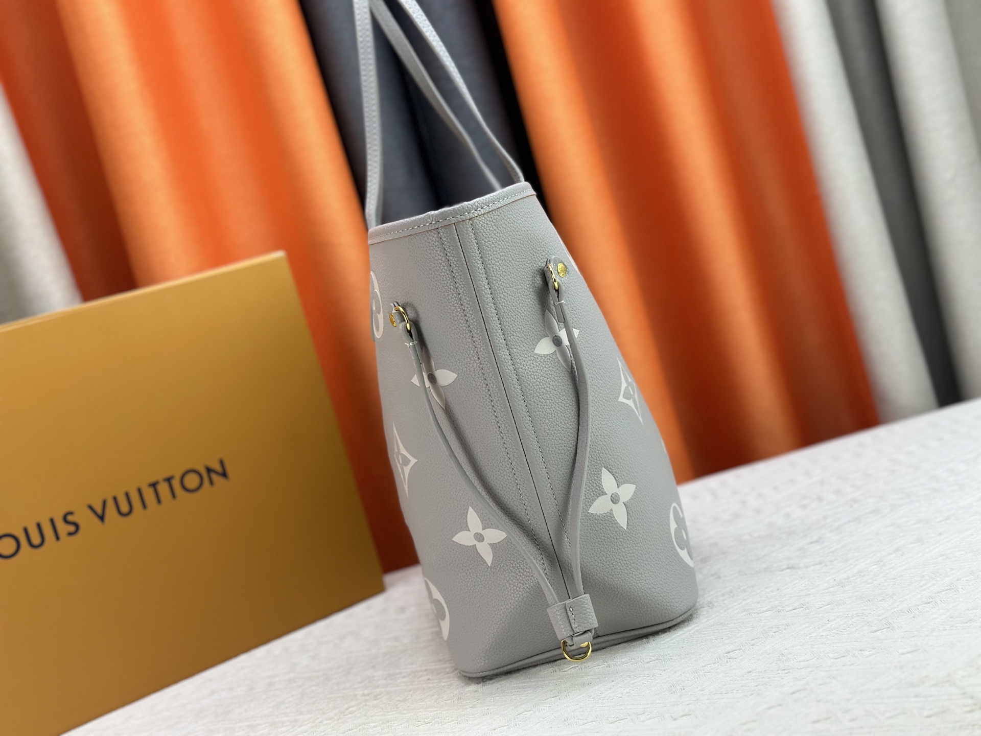 Louis Vuitton Neverfull Medium Handbag M13758 M14210  M45686  M46649 M58907 M46329 M21579 M45685 M46676 M40995