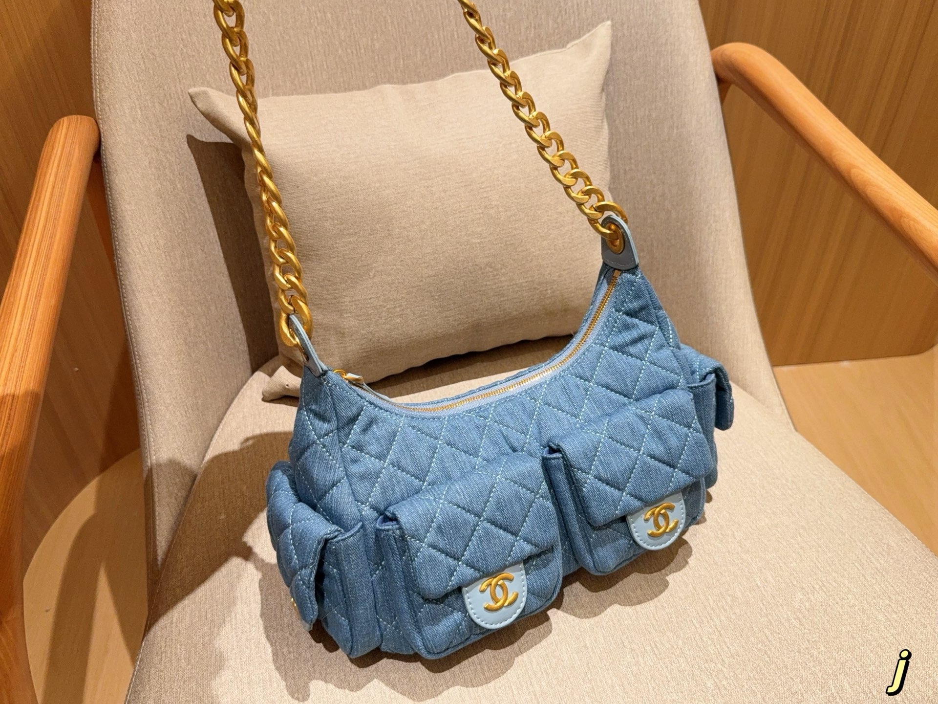 Chanel Jennie Hobo Bag 028 DB002 25cm