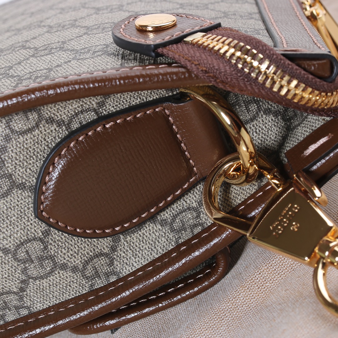 Messenger bag with Interlocking G 674164