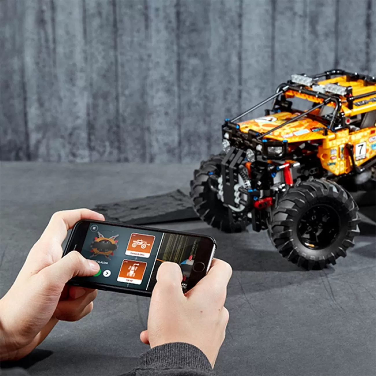- 42099 TECHNIC 4X4 X-TREME OFF ROADER