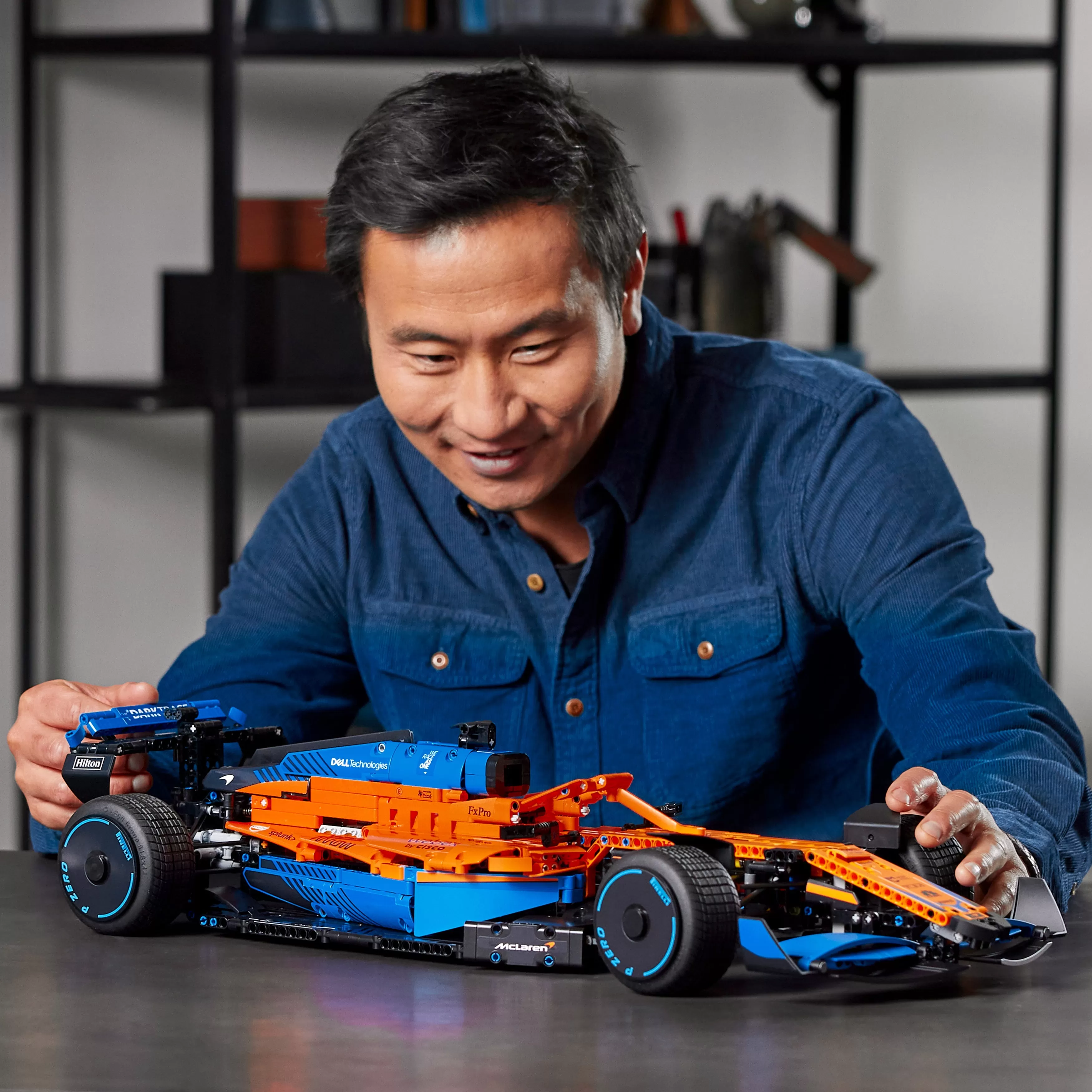 - 42141 TECHNIC MCLAREN FORMULA 1 RACE CAR