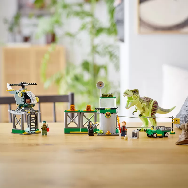 - 76944 JURASSIC WORLD T.REX DINOSAUR BREAKOUT