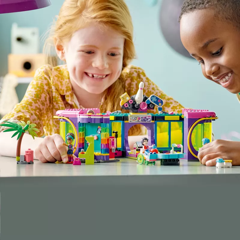 41708 FRIENDS ROLLER DISCO ARCADE