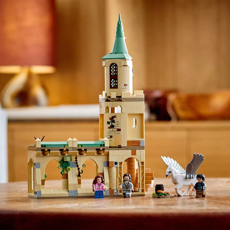 -® 76401 HARRY POTTERTM HOGWARTSTM COURTYARD: SIRIUS’S RESCUE BUILDING KIT