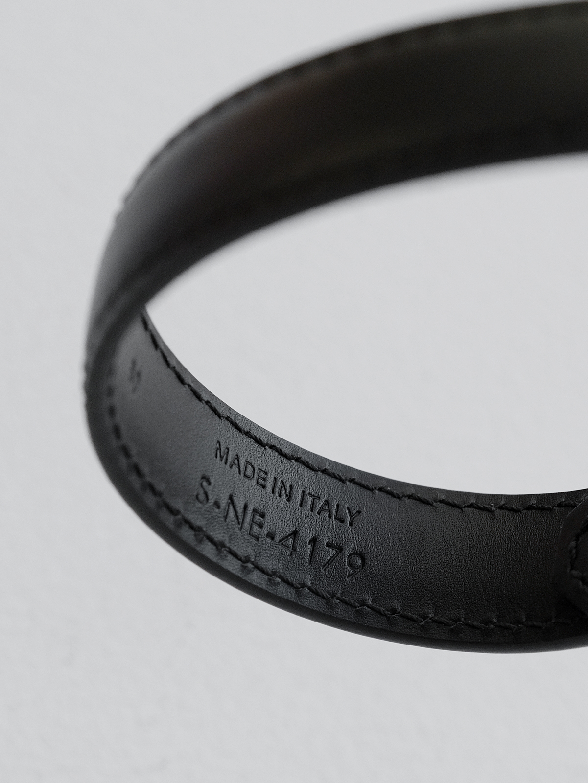 CELIN*ETRIOMPHE Arc de Triomphe cow leather belt with black gold buckle for men and women.