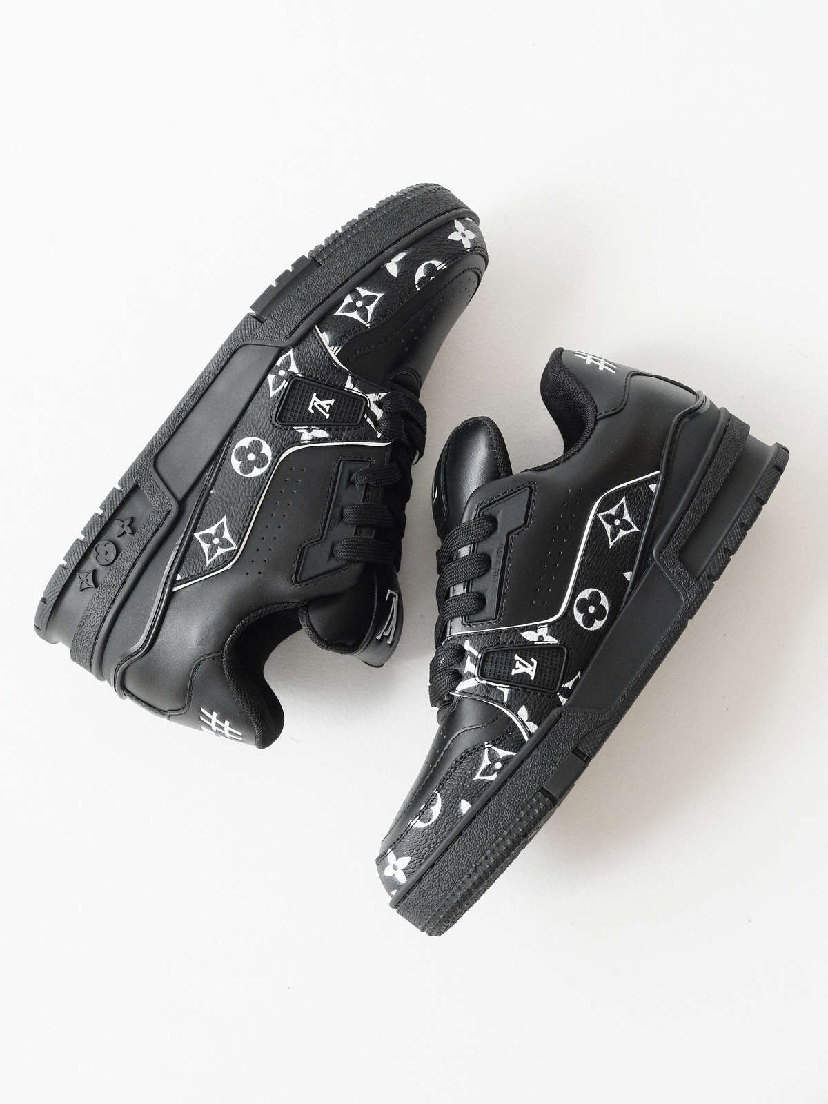 LOUIS VUITTON Trainer cow leather new black.