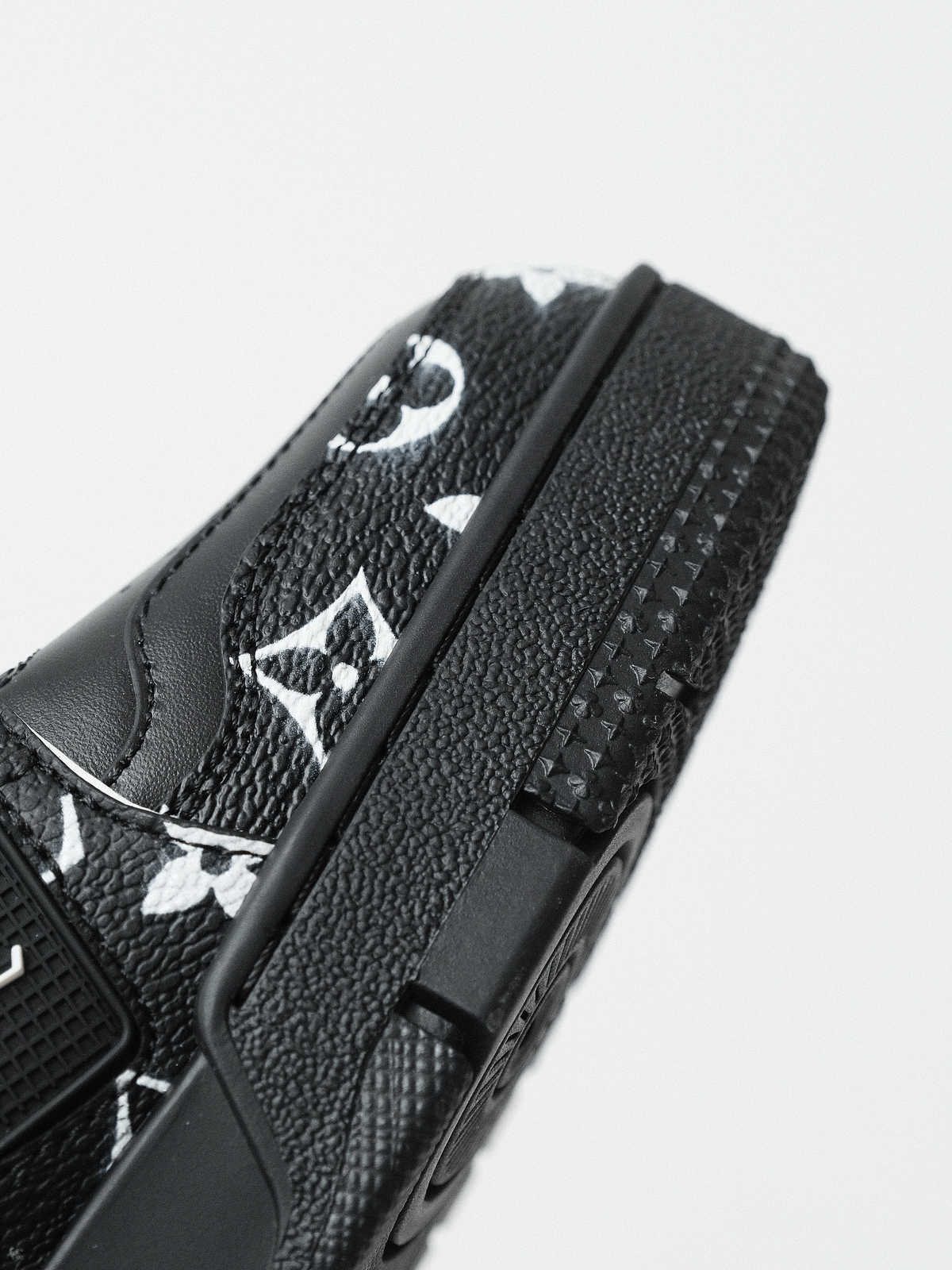 LOUIS VUITTON Trainer cow leather new black.