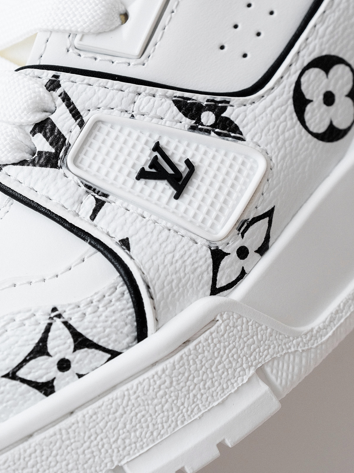 LV Murakami Takashi co-branded new logo Trainer