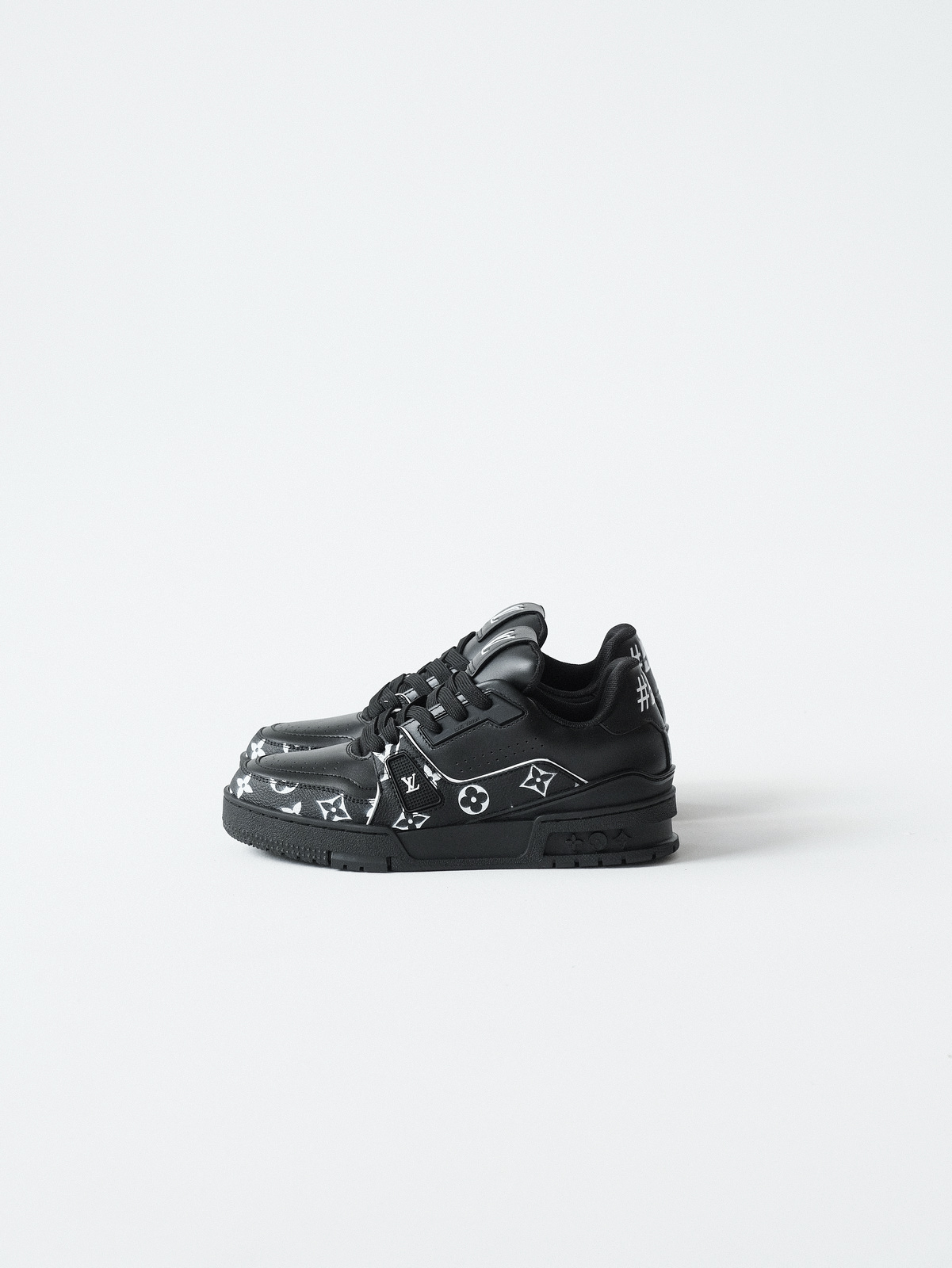 LOUIS VUITTON Trainer cow leather new black.