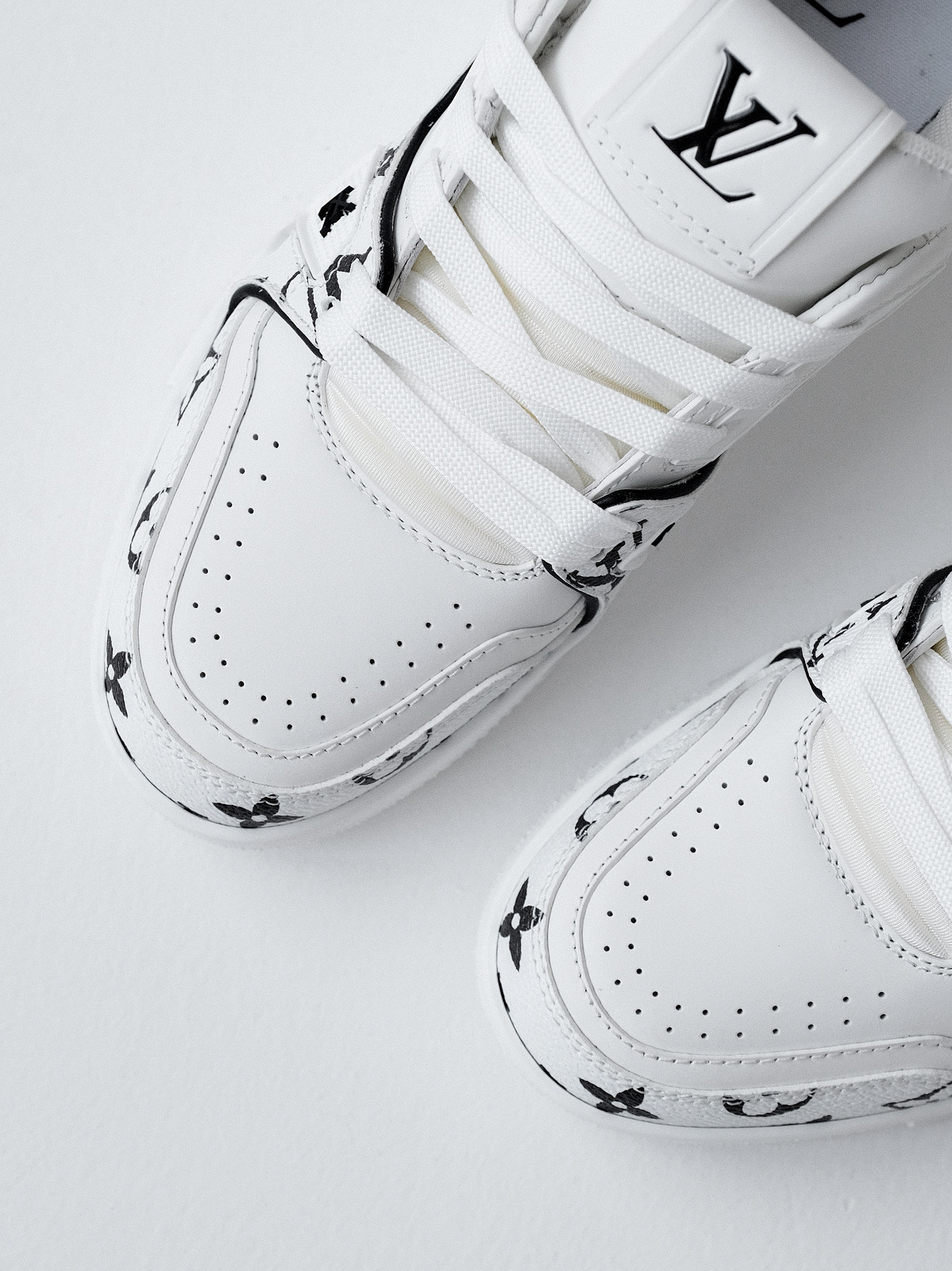 LV Murakami Takashi co-branded new logo Trainer