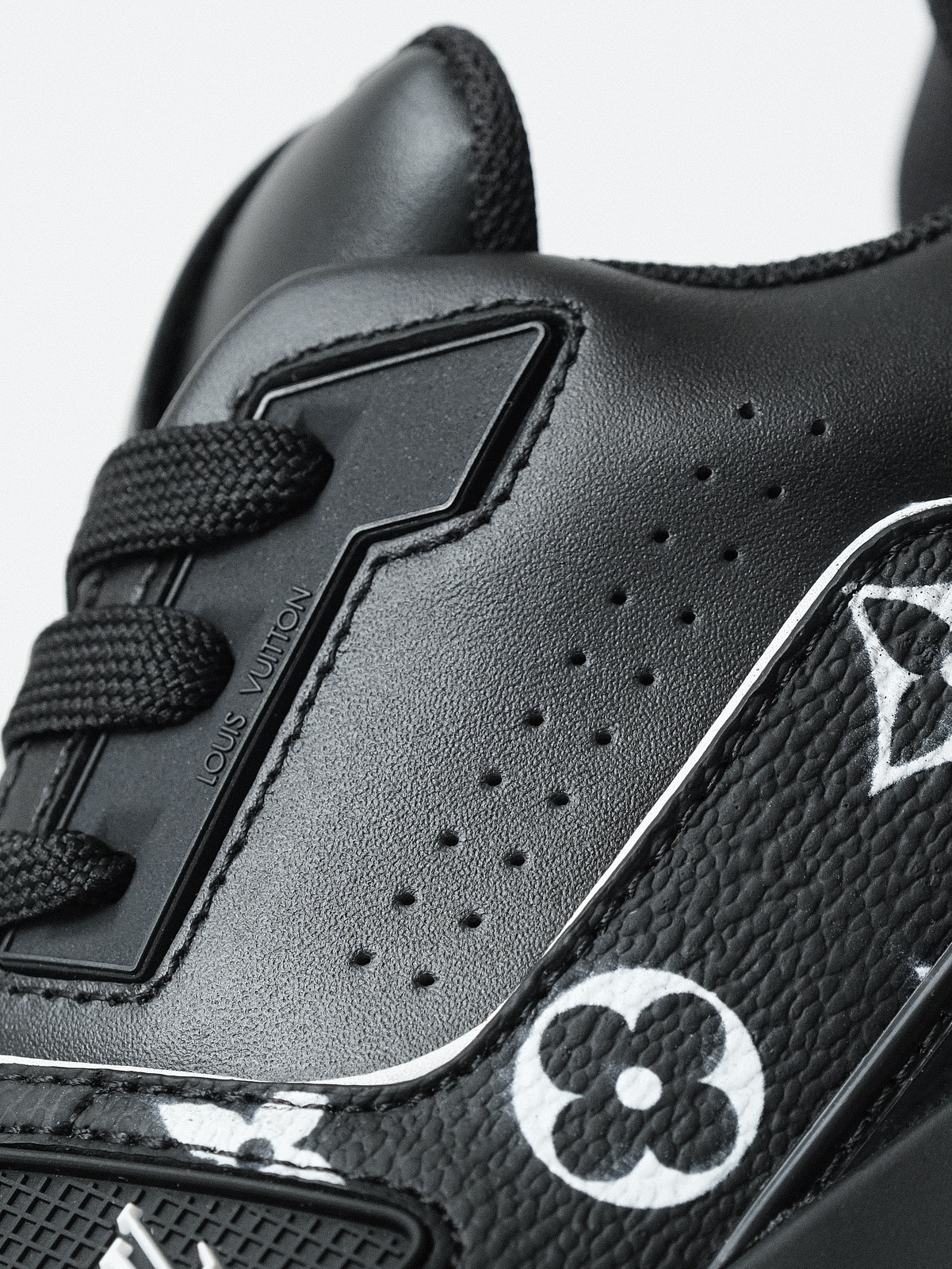 LOUIS VUITTON Trainer cow leather new black.