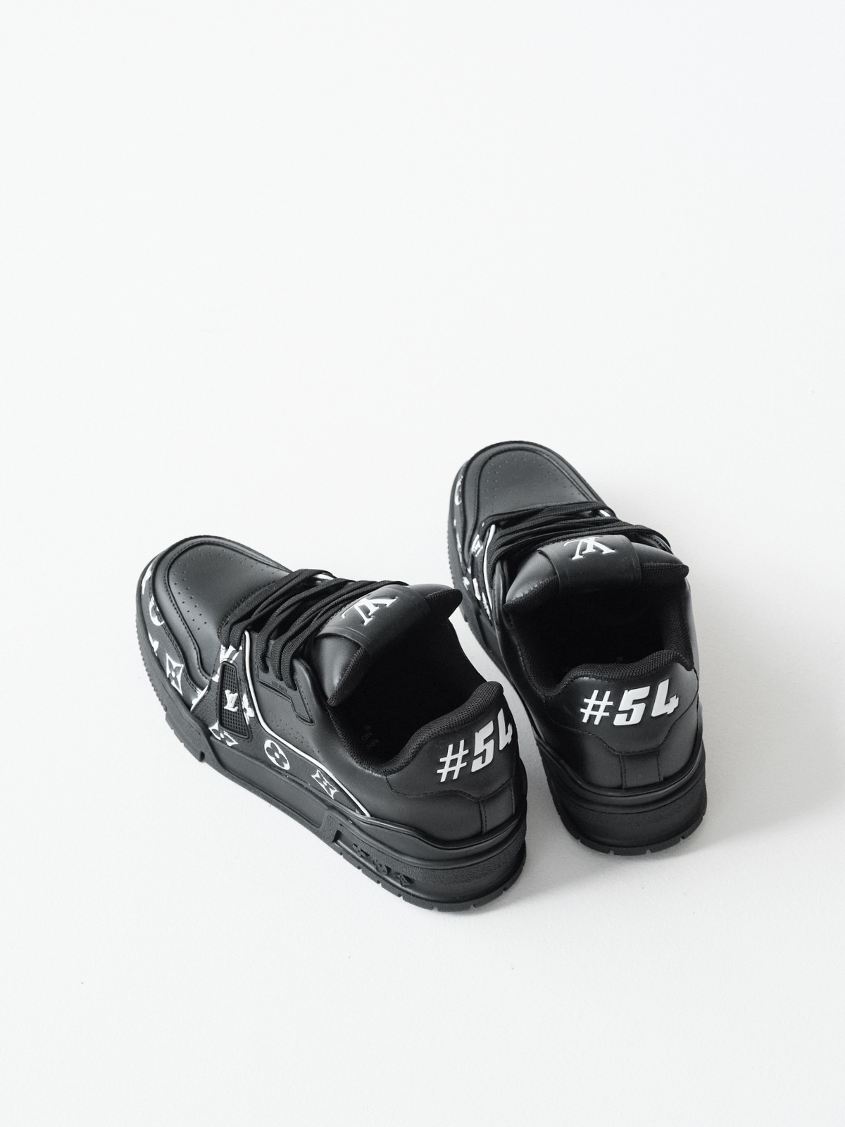 LOUIS VUITTON Trainer cow leather new black.