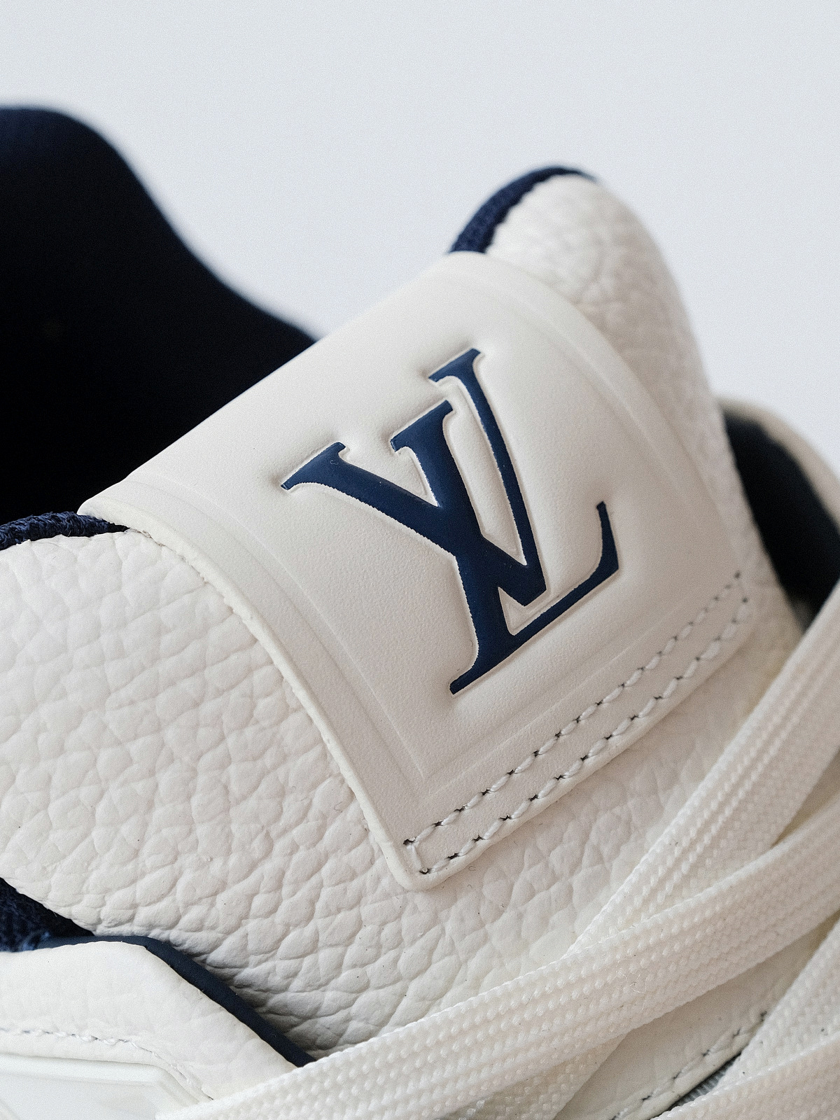 LV trainer Denmark New/New Color Matching Navy Blue with White