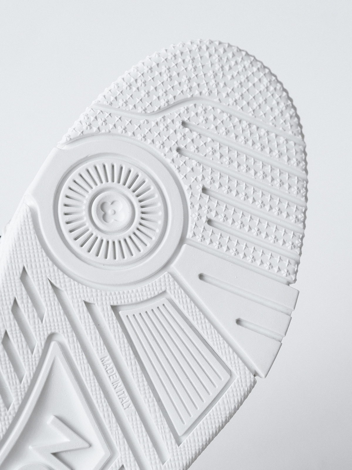 LV Murakami Takashi co-branded new logo Trainer