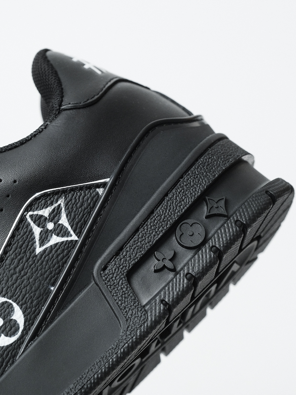 LOUIS VUITTON Trainer cow leather new black.