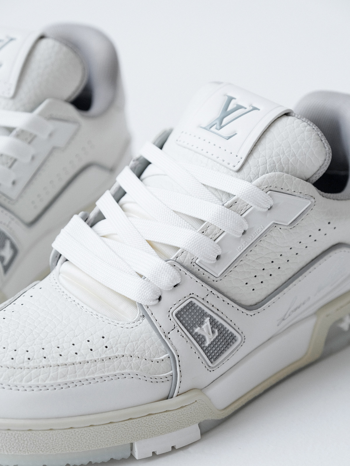 LV trainer Denmark new/cement grey shoes