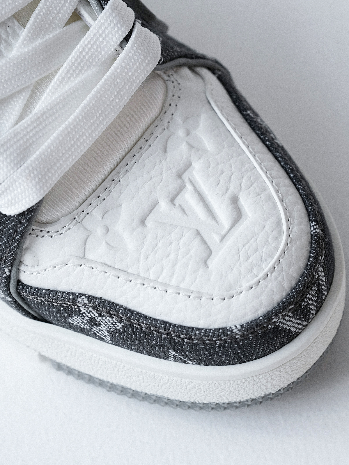 LV trainer Denmark's new/new color matching denim grey sneakers