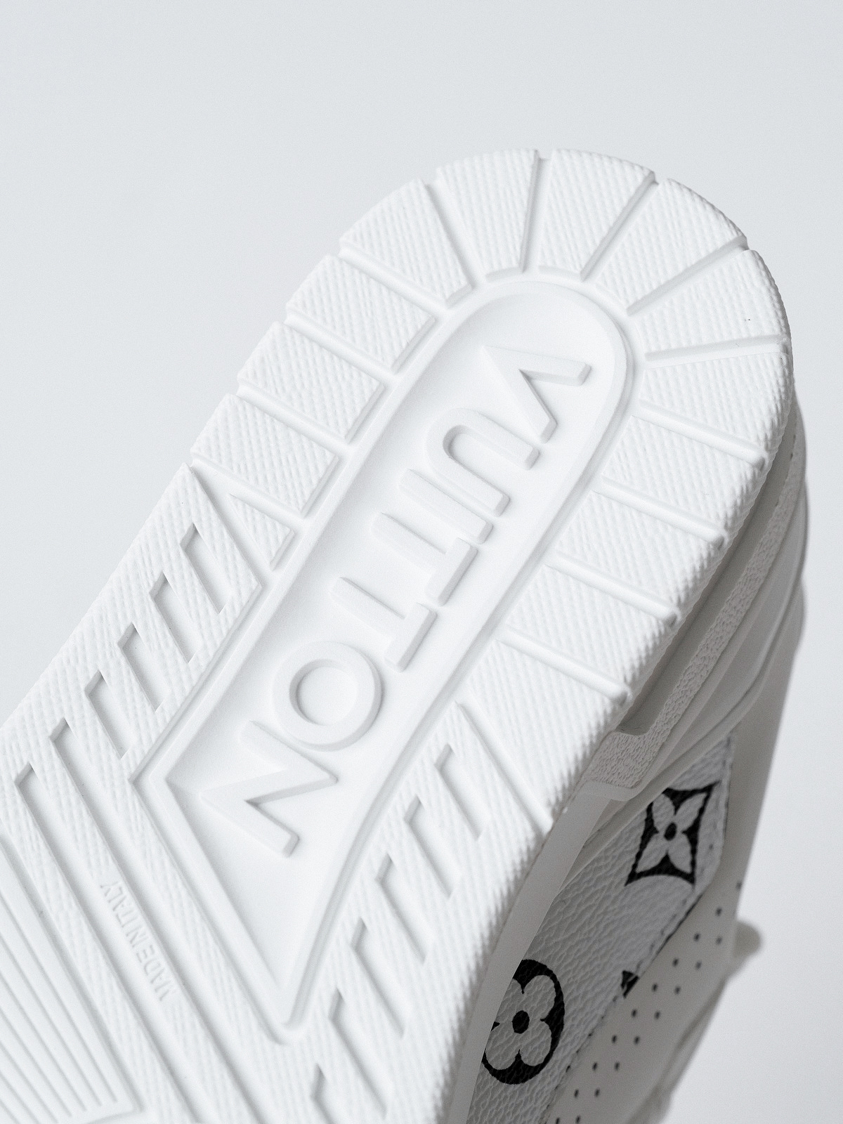 LV Murakami Takashi co-branded new logo Trainer