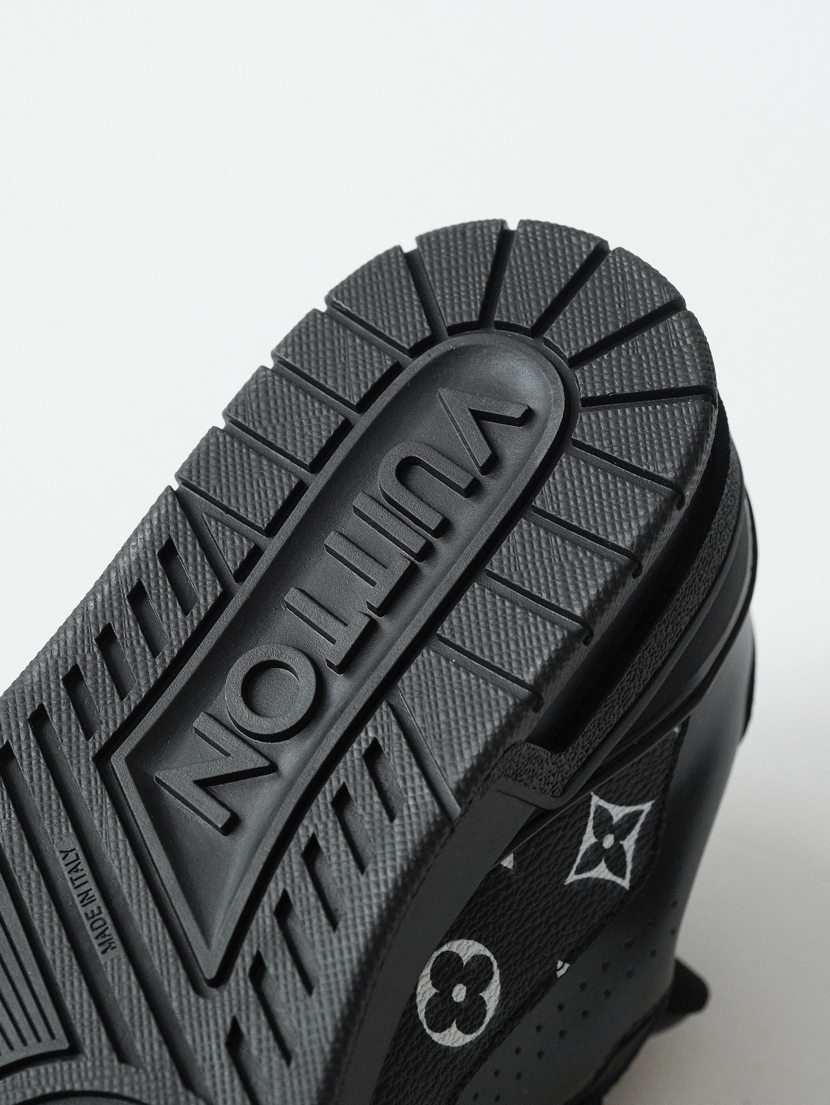 LOUIS VUITTON Trainer cow leather new black.