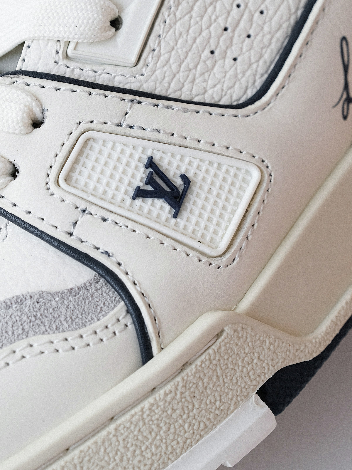 LV trainer Denmark New/New Color Matching Navy Blue with White